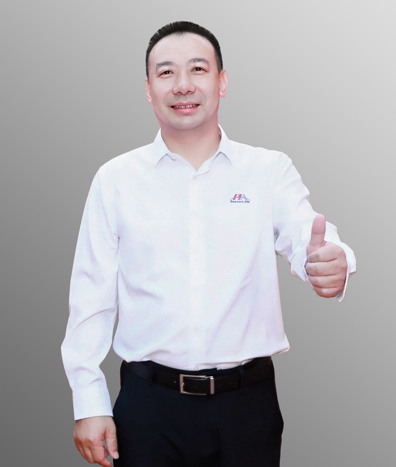 闻总(形象照）.jpg